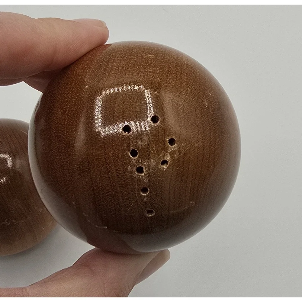 Vintage Wooden Wood MCM Mid Century Modern Salt and Pepper Shakers Round‎
